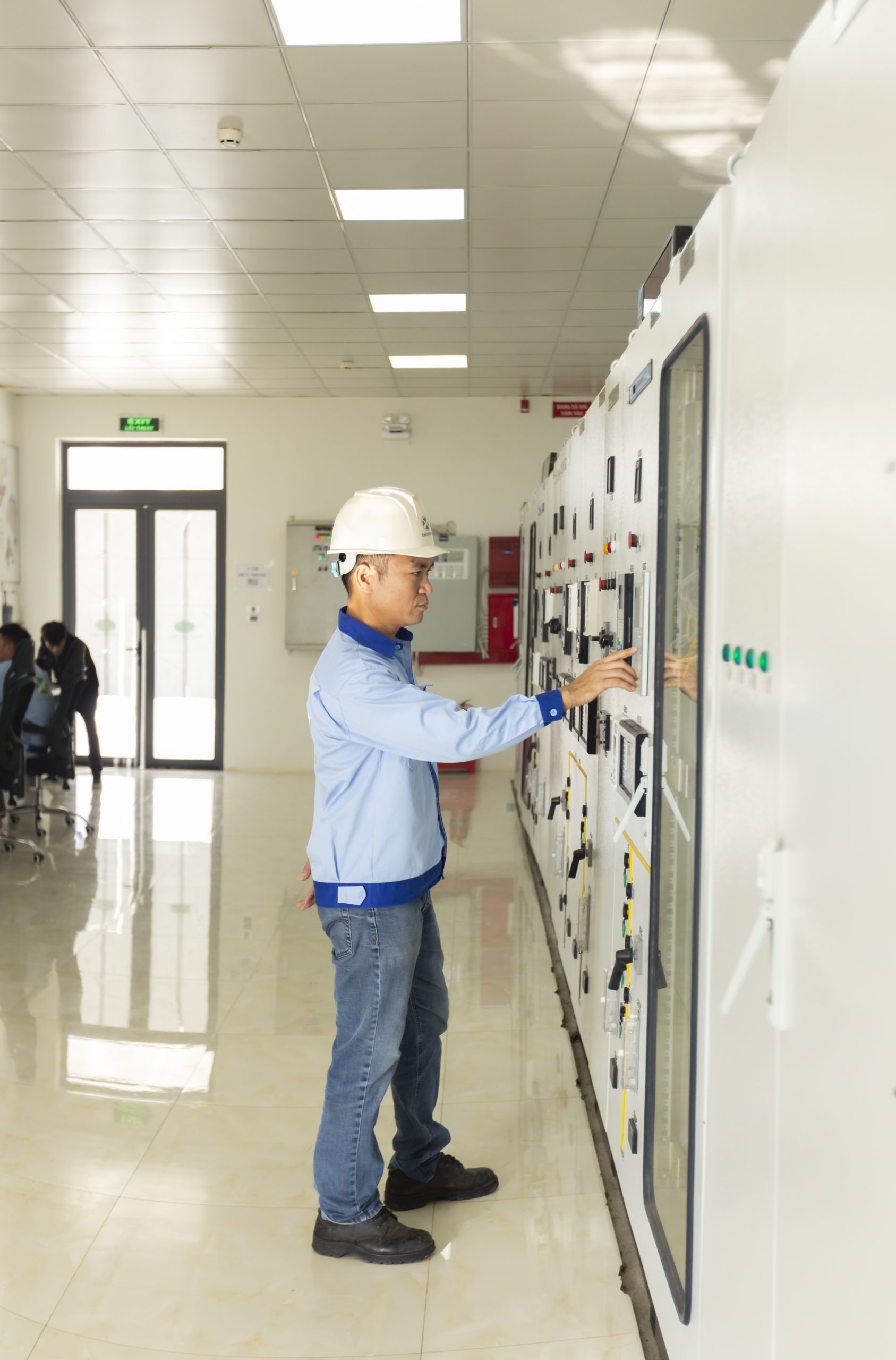 Nhân viên làm việc trong nhà máy 2&4